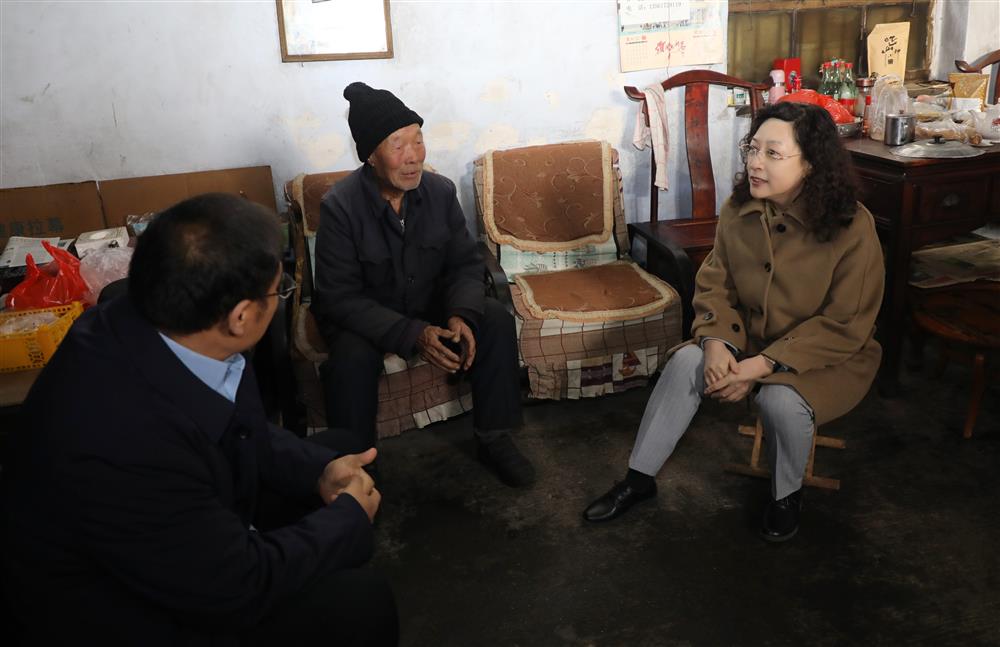 產發集團黨委書記、董事長黃蓓帶隊到鋼城區走訪慰問駐村第一書記