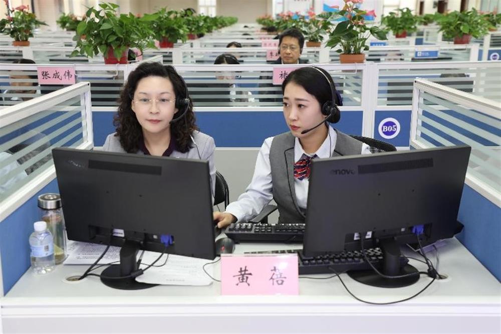 濟南產發集團黨委書記、董事長黃蓓帶隊到12345市民服務熱線接聽市民來電